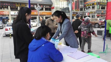兩江新區康美街道開展女職工維權月宣傳活動